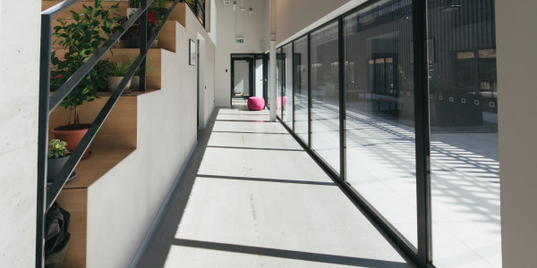 Puertas y Ventanas Seguridad de Aluminio / PVC en Lleida · Raíl Empotrable Adaptado al Paso de Minusválidos