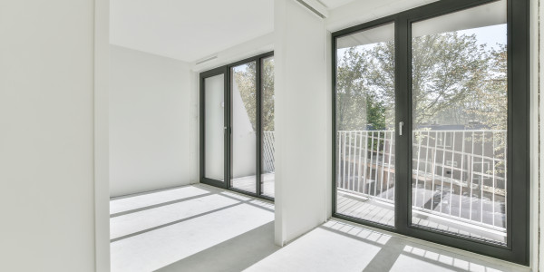 Puertas y Ventanas Aislantes de Aluminio / PVC en Lleida · Bisagra Oculta