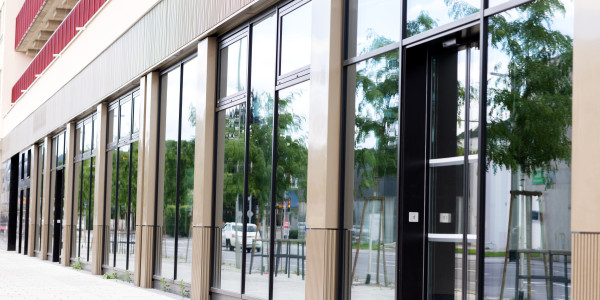 Puertas y Ventanas Aislantes de Aluminio / PVC en Lleida · Raíl Empotrable Adaptado al Paso de Minusválidos