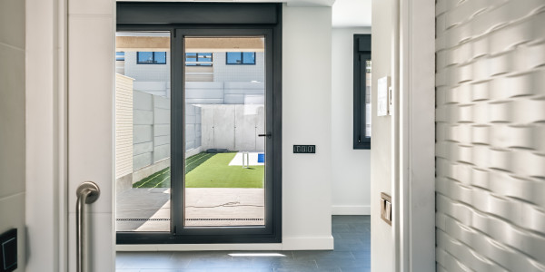 Fabricantes / Instaladores de Puertas y Ventanas de Aluminio / PVC en Lleida · Bisagra Oculta